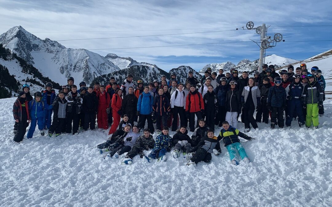 75 élèves de quatrième découvrent les joies du ski